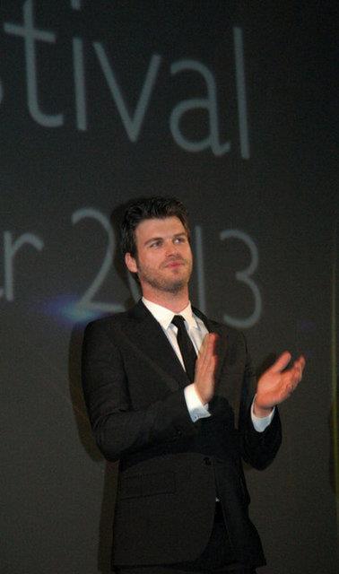 Dizinin baroln Farah Zeynep Abdullah ile paylaan yakkl oyuncu, yaad kazayla set ekibini korkutsa da, kaza sonrasndaki fedakar tavryla takdir toplad.