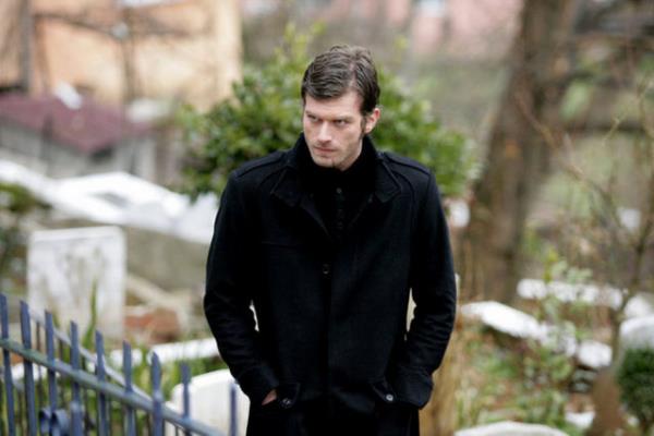 Kocaeli?nin Kartepe ilesine kurulan sette bindii attan dengesini kaybederek yere den Tatltu, sette byk panik yaratt.