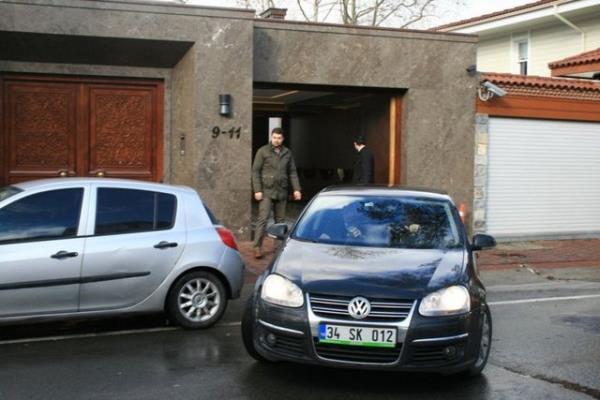 stanbul'da aralarnda nl isimlerin ve iadamlarnn da bulunduu kiilerin evlerine baskn dzenlendi. Gzaltna alnanlar arasnda iadam Ali Aaolu, kabinedeki  ayr bakann oullar ve Ebru Gnde'in ei iadam Reza Zarrab'n da bulunduu belirtiliyor.