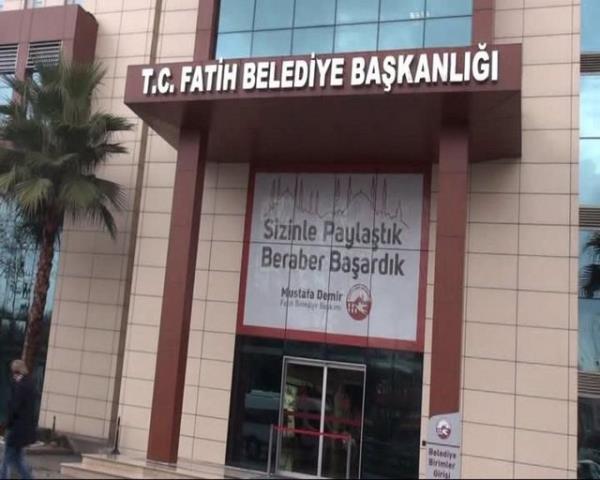 Gzaltna alnan isimler arasnda Fatih Belediye Bakan Mustafa Demir'de bulunuyor. hurriyet'e konuan belediye kaynaklar, Demir'in bilgisine bavurulacan kaydetti. Ayn kaynaklar, Demir'in sabah erken saatlerde Emniyet'e gtrldn syledi.