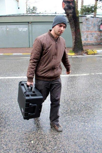 STANBUL polisi, sabah saatlerinde yapt operasyonda gzaltna ald bir grup pheliyi salk kontrolnn ardndan stanbul Emniyet Mdrl'ne gtrd.