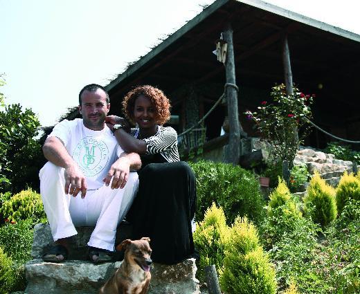 Afrika kkenli olan Gder, ailesi tarafndan ocuk Esirgeme Kurumuna braklm, buradan da bir aileye evlatlk verilmiti.