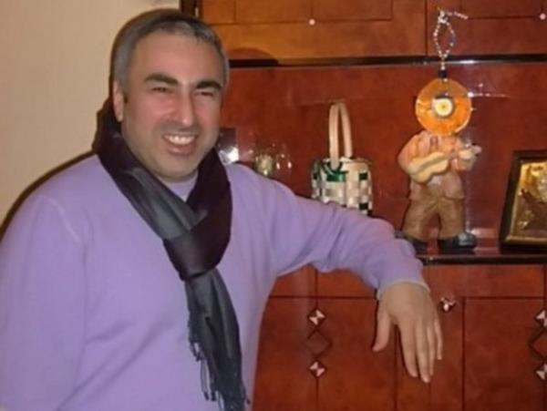 Adnan Aybaba: Man iinde yaplmas gereken deiiklikleri hissedip bunu alacaksn. Bu meziyet bende var. Ne glyorsun?  <p>Serhat Ulueren: Glmyorum.</p>  Adnan Aybaba.: Pratik zeka yani! Anlatabildim mi?  <p>Serhat Ulueren: Tebrik ederim</p>  Adnan Aybaba: Zico'da, Gerets'de, Tigana'da bendeki u pratik zeka yok.