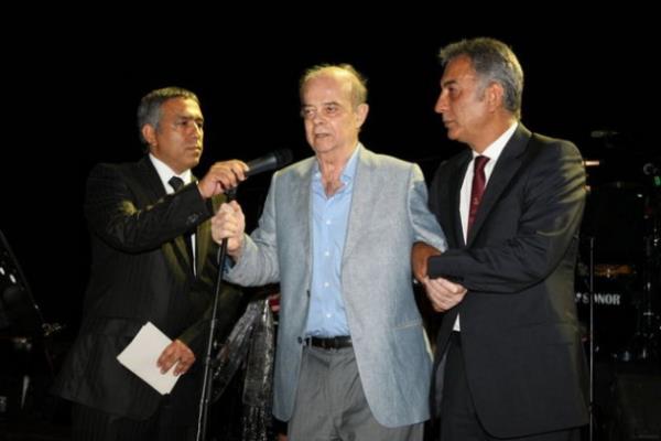 <p>TURGAY EREN Sunucu: Ama Elvan Abeylegesse de Trk oldu, bakn lkemiz adna kouyor... </p>  Turgay eren: Aaa, o Elvan ekirge gibi biey zaten... Eli kolu yok gibi, ekirgenin biraz by... (Marco Aurelio'nun Milli Takma alnmasnn tartld srada)