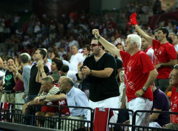 BLENT KARPAT "Yeme bizi Koeman, senin ordan atmln yok! Hakem dd ald, Koeman topa doru geliyoor, Koeman vurduuuu veee..... (Bir sre sessizlik) ok anssz biran sayn seyirciler, malesef top alarmzda..." (Galatasaray - Barcelona ma)