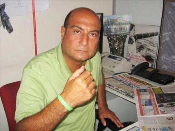 FAK GRSES "Bir baktm aya yerden kesilmi Cneyt akr'n. Sallanyor byle 2 tane ayak." (Futbolmania)