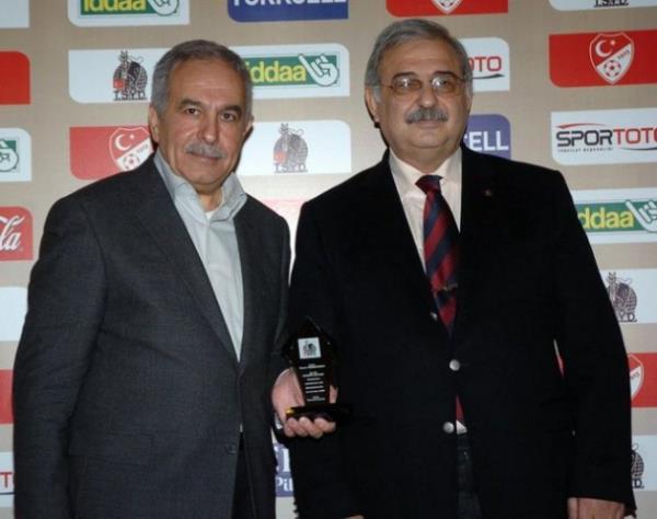 DEVRM SAIROLU "Bu adamlar transfer edenlere soruyorum: u Bescasnih sahada ne i yapyor? Bunlar gndersinler. Zaten adamn ismini sylemek de zor!"