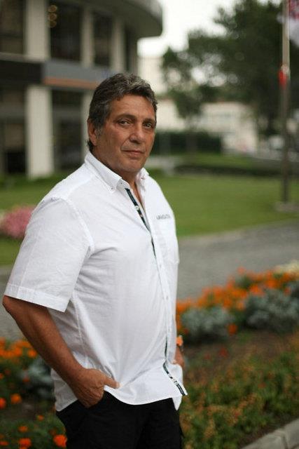 MT AKTAN "Fenerbahe - Beikta manda top yan hakeme arpar ve bayran sap krlr: Hakemin bayra sakatland sevgili sporseverler."