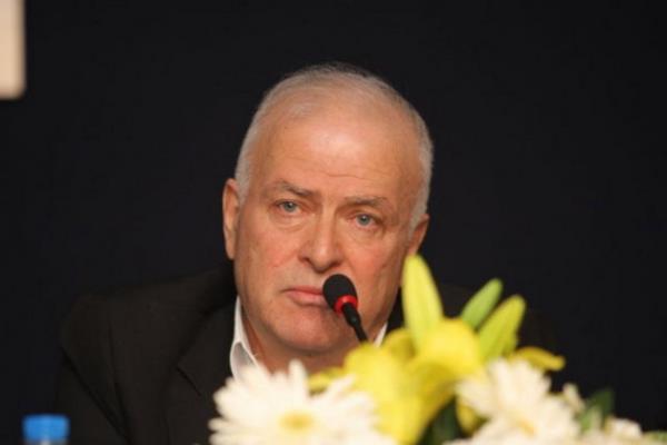 Erman Torolu: imdi hocam yan hakem napyo, Tommiks falan m okuyor?   <p>ansal Byka: Aman hocam ya, ben de okuyorum!</p>