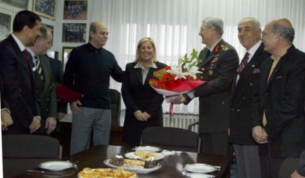 Gntekin Onay: Sadan Perez bindiriyor...   <p>Turgay eren: Gntekin, bu Barnebou Stad ka bin kiilikti? </p>  Gntekin Onay: 150 bin.   <p>Turgay eren: Vay anasn...</p>