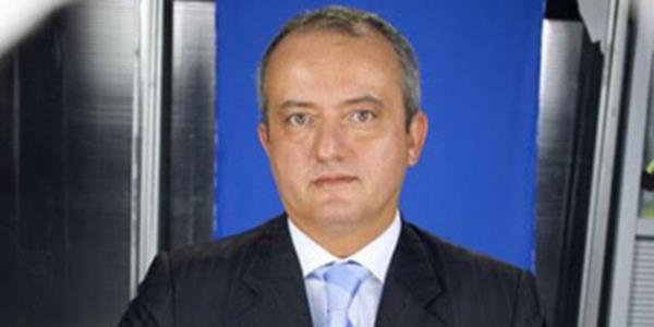 URUL YENDOAN "smet Abi, mikrofon nerene kat bilmiyorum ama onu bi al istersen!" (eref Tribn programnda smet Tongo'nun mikrofonu, kazann iine der)