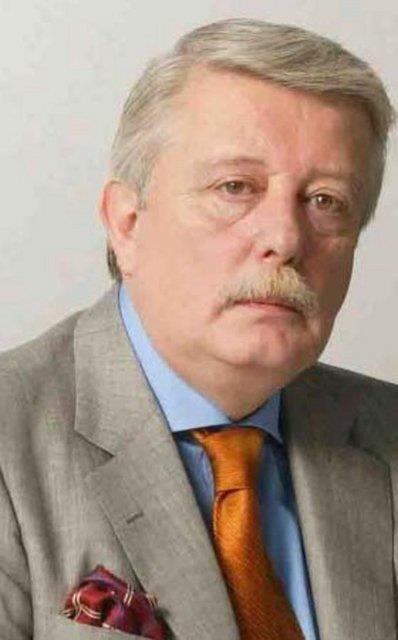 AZZ STEL "Ne yaptn bilmez bir garip adam. Song'a ksyor. Ya sen kimsin de Song'a, Galatasaray'n futbolcusuna ksyorsun?"