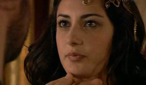 <p><b>Merve Oflaz (Aye Hatun)</b></p>   Kanuni Sultan Sleyman'n gzdelerindendi.