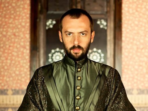 <p><b>Okan Yalabk (Pargal brahim)</b></p>  nemli siyasal ve askeri olaylarda rol oynam Osmanl devlet adam.