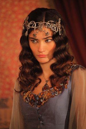 <p><b>Saadet Il Aksoy (Victoria-Sadka)</b></p>  Gerek ad Victoria olan bu Macaristanl cariye aslnda Kral Lajos tarfndan Sultan Sleyman' ldrmesi iin gnderilmi bi casustur.