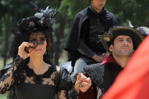 <p><b>Bergzar Korel (Monica Gritti)</b></p>   Alvise Gritti'nin kz kardei Monica'y canlandrd.