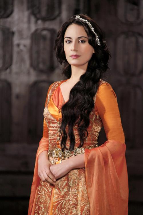 <p><b>Melisa Szen (Nora-Efsun)</b></p>  Hrrem Sultan'n nedimesi ve ehzade Mustafa'nn gzdelerinden biri olan rol stlenmitir.