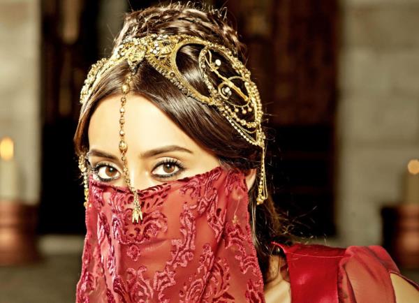 <p><b>Cansu Dere (Firuze)</b></p>   Dizide Hrrem Sultan?n hi houna gitmecek olan Kanuni?nin kalbini alan ranl Leyla karakterini stlendi.