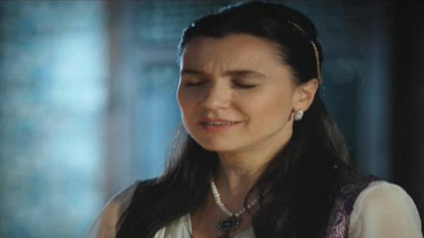 <p><b>evval Sam (arkc)</b></p>   Konuk oyuncu olarak katld dizide Mihrimah Sultan'n kna gecesinde trk seslendirmitir.