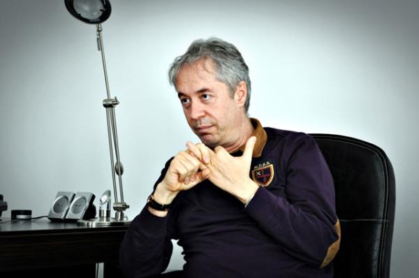 Metin Uca &#8207;@MetinUca Emniyeti 'ak' brakrsan silah seni de vuracak biimde ate alabilir:) silah 'yanl' tutarsan ters tepip sana 'hizmet' etmeyebilir:))