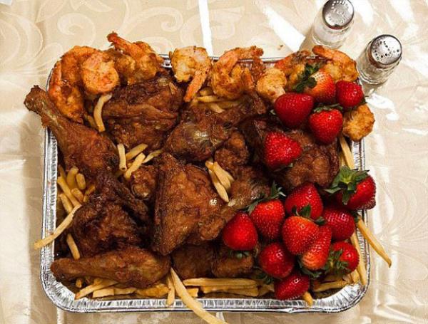 John Wayne Gacy, son yemeinde 12 kzarm karides, bir kova orijinal KFC tavuu, patates kzartmas ve ilek istedi.