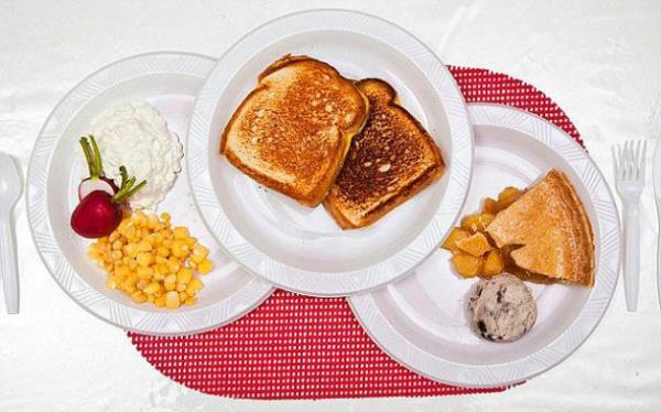 Stephen Anderson son yemeinde iki kzarm ekmek, peynir, lapa ve msr karm, eftalili turta ve ikolatal dondurma istedi.