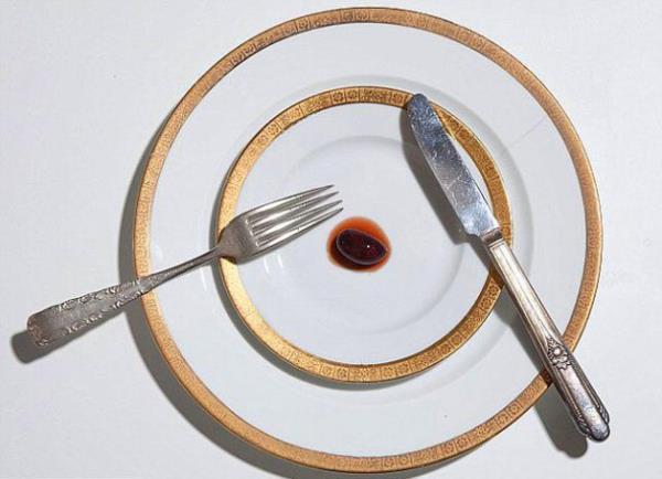 Bu fotorafta 28 yandaki Victor Feguer`in son yemei var. ki tabak ierisinde tek bir zeytin.