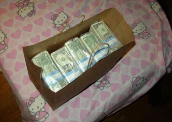 <p><b>te 1 milyon dolarn sahibinin paralarn saklamak iin verdii bu mcadele</b></p>    Kese kadndan torbalara doldurmu, olmam