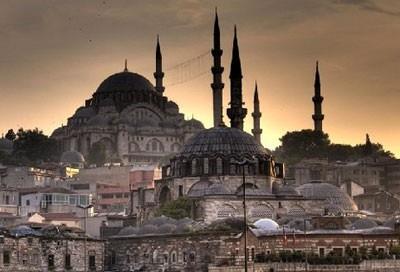 Sleymaniye camiinin 4 minaresi olmasnn sebebinin, Kanuninin stanbulun fethinden sonraki drdnc padiah; bu drt minaredeki on erefenin de Osmanlnn onuncu padiah olduunun bir iareti anlamna geliyor.