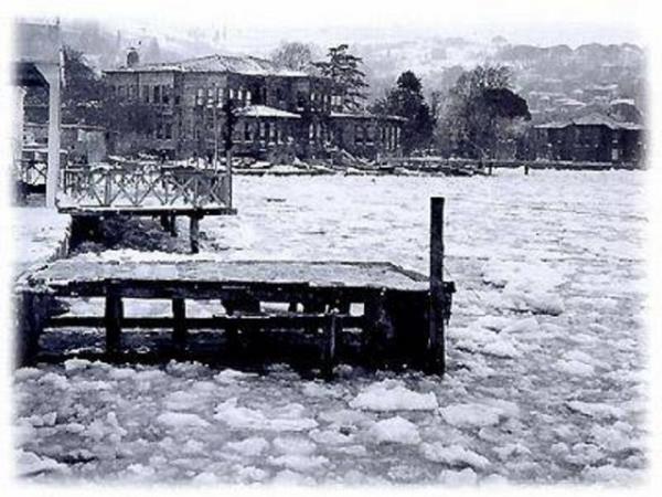 <b>skdar'da donmu Tuna'dan kopup gelen buz paralar boazdan geerken</b>