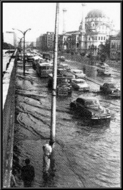 <b>1956 yl tarihli fotorafta yaan yamur sonucu sel altnda kalan Tophane dura grlyor...</b>