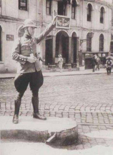 <b>O yllardaki tarafik polisleri, trafii byle kontrol ediyordu.</b>