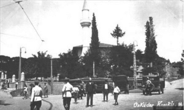 <b>Kskl meydan. "1" numaral Kskl-skdar tramvay hattnn balang yeri ("U" dn yapt kesim). Bu numara yllar sonra yine ETT'nin [1]-Kadky-amlca otobs hattna verildi 1975'lerde...</b>