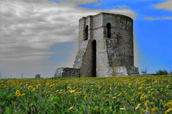 Krklareli: Bizans dneminde mparator II. Teodosius'un bu blgedeki nemli valyelerinden biri olan Kozmos Dimitriyadis tarafndan yaptrld varsaylan Pnarhisar Kalesi.
