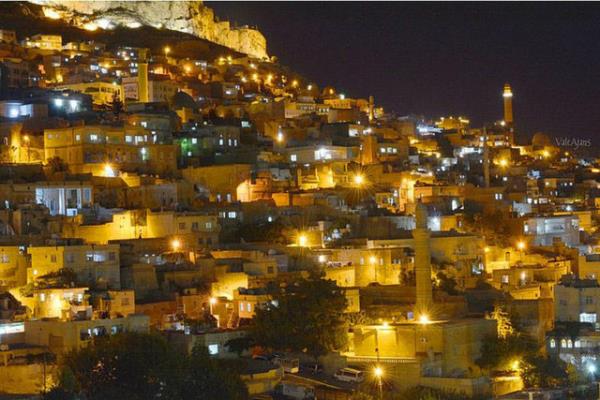 Mardin: Bir btn olarak, Mardin ehrinin gece sileti. Fotoraf, Erkam Uur
