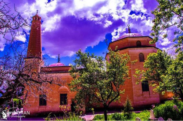 Siirt: Siirt'in Aydnlar ilesinde ekinoks zamanlarnda gne nlarnn belli bir vakitte belli bir noktaya deceinin 17-18. yzyllarda hesap edilmesine dayal olarak ina edilen trbe. Fotoraf, Tark Oran.