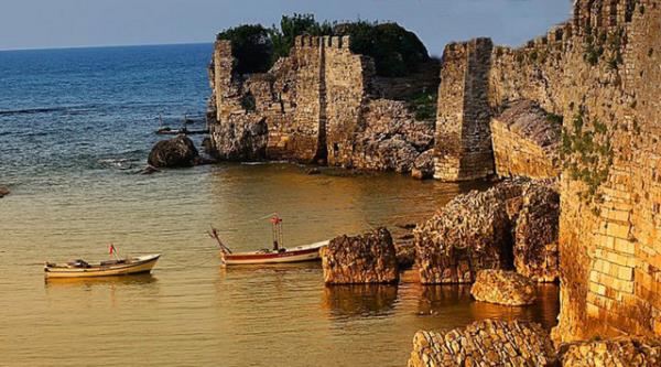 Sinop: Sinop Kalesi ve fotorafta grld gibi surlar. Fotoraf, Caucas Blue