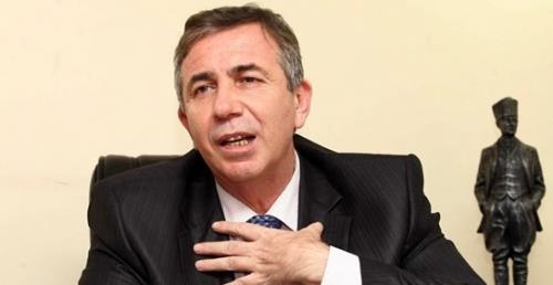 Askerliini tamamladktan sonra 1986 ylnda Beypazar'nda serbest avukatlk yapmaya balayan Mansur Yava; 18 Nisan 1999 seimlerinde Beypazar Belediye Bakan oldu.