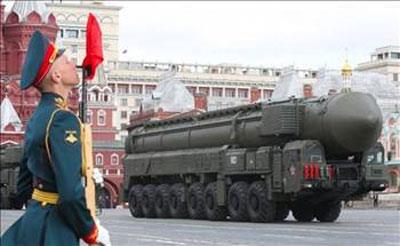 Bozulan ekonomiler, isizliin ve sosyal kargaann giderek yaylmasna yol aarken, kta genelinde rklk ve yabanc dmanl da g kazanacak. Gmenlere ynelik saldrlar artacak. Ekonomik kriz en byk darbeyi 2014'te Letonya'ya vuracak. "mparatorluk" gnlerine dnmenin hayalini kuran Rusya, Letonya'daki Ruslar korumak iin nce Letonya'y ardndan da Estonya, Litvanya, Belarus ve Moldova'y igal edecek.