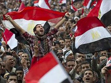 Bu senaryoya gre, Libya'dan sonra sradaki lkeler Suriye ve ran? Libya modelinin uygulanmaya alld bu iki lkeyi kanl i savalar bekliyor. Ve bu kez Amerika'nn stlendii rol Trkiye oynayacak. Bu da Obama tarz olarak deerlendiriliyor. Bakan Bush rejimleri deitirmek iin lkeleri dorudan igal ederdi ama Demokratlara gre bu yaklam Amerika'y batrd. Onlara gre ekonomik kriz, Irak ve Afganistan maceralarnn sonucu. Kt rneklerden ders alan Obama ve Demokratlar Libya, Msr ve Tunus'ta ok farkl bir model uyguladlar.