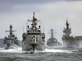 Londra'da yaymlanan Al-Quds Al Arabi gazetesi 15 Kasm'da Trkiye'nin Suriye'ye saldrd bir atma senaryosu izdi. Buna gre srail'in ran' vurduu gn, Trkiye de Suriye'yi vuracak. Arap medyas ve analistler Suriye'nin artan izolasyonunun blgesel sava olasl yarattn ne sryorlar. Aslnda son gnlerde gerek Trk medyasnda gerekse bat medyasnda yakn zamana kadar iki karde lke olan, dostluk ilikilerine gpta ile baklan Trkiye ve Suriye'nin adm adm savaa srklendiini ne sren pek ok haber ve ke yazs kt. Bu deerlendirme yazlarndan bazlarnda dikkat ekici iddialar var. Buna gre asl ama Trkiye-ran sava karmak. Nasl m? yle