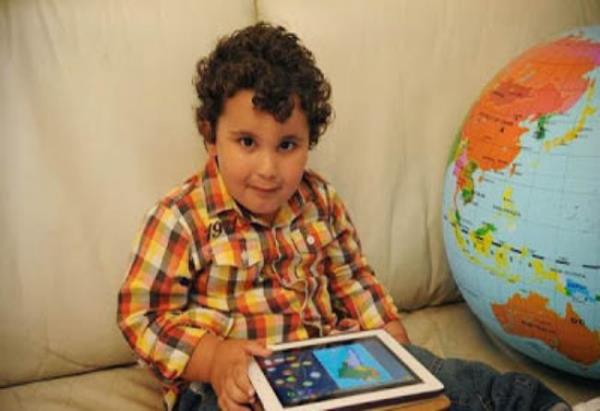 Kk Einstein lakapl ocuk 10 aylkken konumaya, 20 aylkken cmle kurmaya balad. Gney Yorkshine blgesindeki Barnsley kentinde yaan ocuk zeki insanlar topluluu MENSAnn yesi olarak kabul edildi.