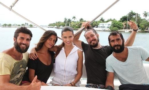 Oyunu kazandktan sonra yarmaclar uaa binip Miami`ye gitti. Dnyaca nl top model, 80 gndr adada olan yarmaclarla nce tekne turuna, sonra da yemee kartmt.