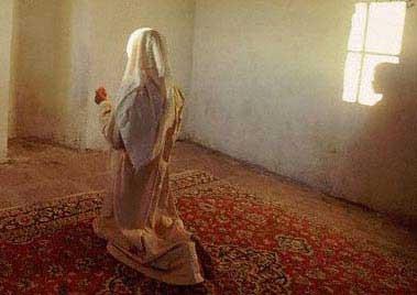 Namaz, ayn zamanda bir idmandr, vcut mekanizmasnn bir idmandr, beden eitimidir. Baknz namazda insan vcudunun her uzvu hareket ediyor, her eklemi (mafsali) bklyor, kaslar gerilip geviyor