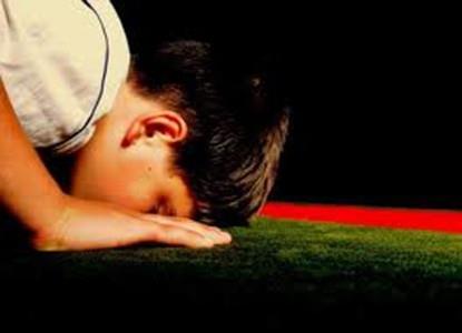 Elbette byle olmas icb eder. nk namaz, insan gnde be defa Yaratan'n huzruna karyor. Bu arada O'na, her gn krk defa <b>"(Allah) Ceza gnnn de mlikidir."</b> dedirtiyor ve dehetli bir gnn geleceini, herkese hesap sorulacan hatrlatyor.