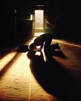 Namaz, gnn muhtelif ve belli saatlerinde sralanmi olduu iin, mslman gnlk ilerini, yemek vakitlerini, istirahat zamanlarn, uyku saatlerini bir plna balamak zorunda kalacaktir.