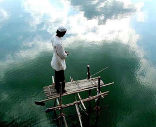 Gnn belli saatlerinde, istisnasz her mslman ayn namaz klacak, kiyam, krat, rk ve scd gibi hep ayn hareketleri tekrar edeceklerdir. Yine zenginlik veya fakirliine, mirlik veya memurluuna baklmakszn yanyana gelecek, omuz omuza verecek, saf durup el balayacak, Yaratan'n huzurunda divan duracaklar, ayn iretle yatp kalkacaklardr.