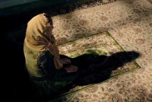 Aleyhissalatu vesselam yanna gelip kucaklayp teselli etti, ktk sustu. Aleyhissalatu vesselam su aklamay yapt: