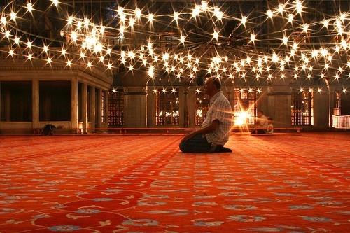 Namaz, ayn zamanda msavat (eitlik) ve denge unsurudur. Erkek ? kadn, zengin, fakir, mir ? memur?. aslnda birdir, birbirine eittir, kulluk plnnda aralarnda fark yoktur.