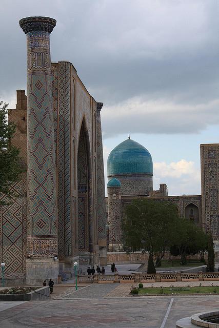 Semerkant;  inilerle ssl medreseler, rasathaneler Avrupa ortaa karanln yaarken slam sanatnn ilminin ne kadar ilerlediinin gstergesi Talha Uurluel`e gre. Semerkant`ta en nemli yerlerden biri de Timur`un torunu Ulu Bey tarafndan 1417-1420 yllarnda yaptrlan medrese.